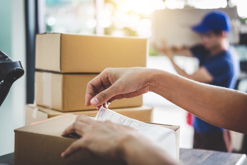 Accorciamo le distanze!

- Consegna garantita tutto l’anno in 24/48 ore.
- Servizio esteso su tutto il territorio italiano
- Possibilità di verificare la tracciabilità della propria spedizione
- Possibilità di personalizzare le dinamiche di consegna